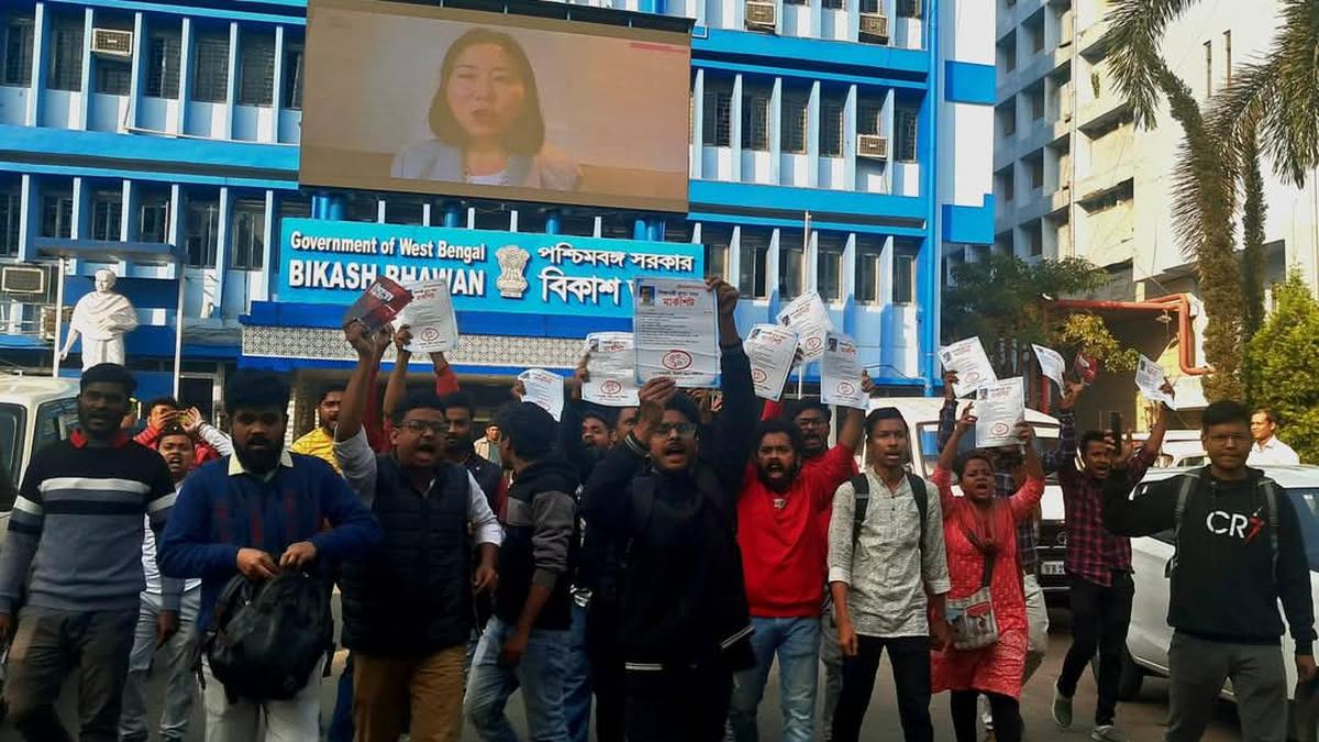 SFI’s protest march against West Bengal education system heats up amidst clash with police