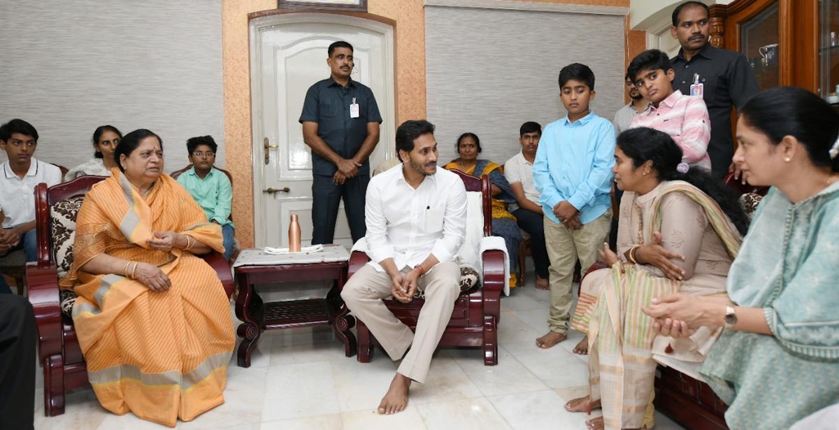 Jagan pays last respects to MLC Challa Bhagirath Reddy at Owk
