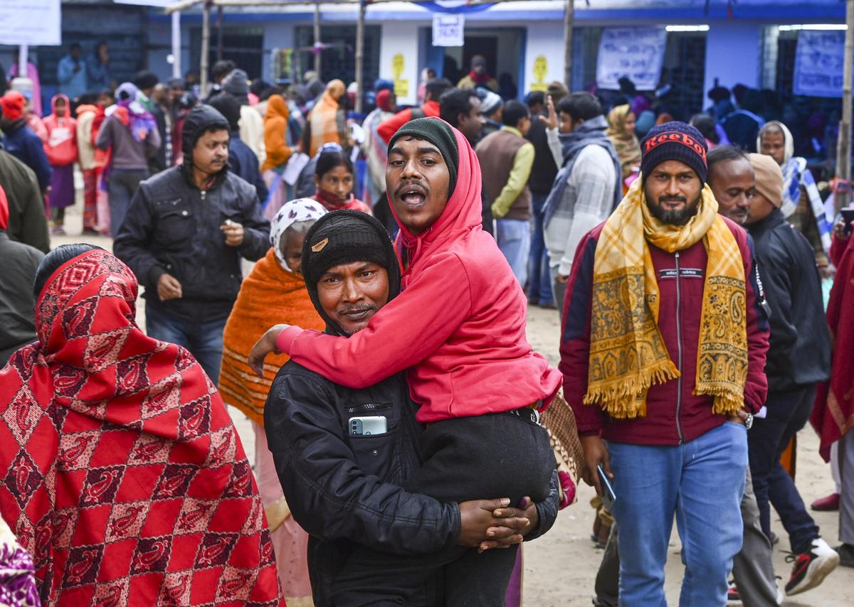 পশ্চিমবঙ্গের বালুরঘাটে ভোটার তালিকার বিশেষ নিবিড় পুনর্বিবেচনার (এসআইআর) শুনানির সময় লোকজন জড়ো হচ্ছে। ফাইল পশ্চিমবঙ্গের বালুরঘাটে ভোটার তালিকার বিশেষ নিবিড় পুনর্বিবেচনার (এসআইআর) শুনানির সময় লোকজন জড়ো হচ্ছে। ফাইল