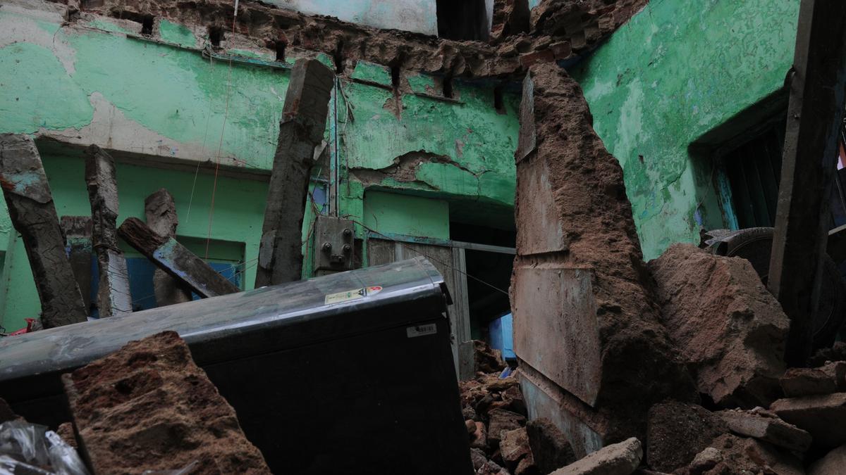 Two killed in roof collapse following incessant rains in Erode 