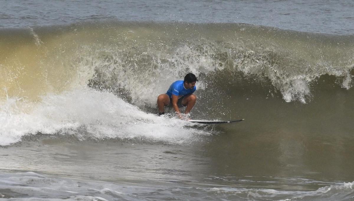 Un surfista in azione durante la settima edizione dell'NMPA Indian Open of Surfing presso la Blue Bay Tannirbhavi Eco Beach a Mangaluru venerdì.