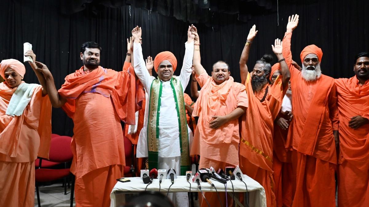 Fakira Dingaleshwar Swami withdraws nomination; vows to continue ‘dharma yuddha’ against Joshi