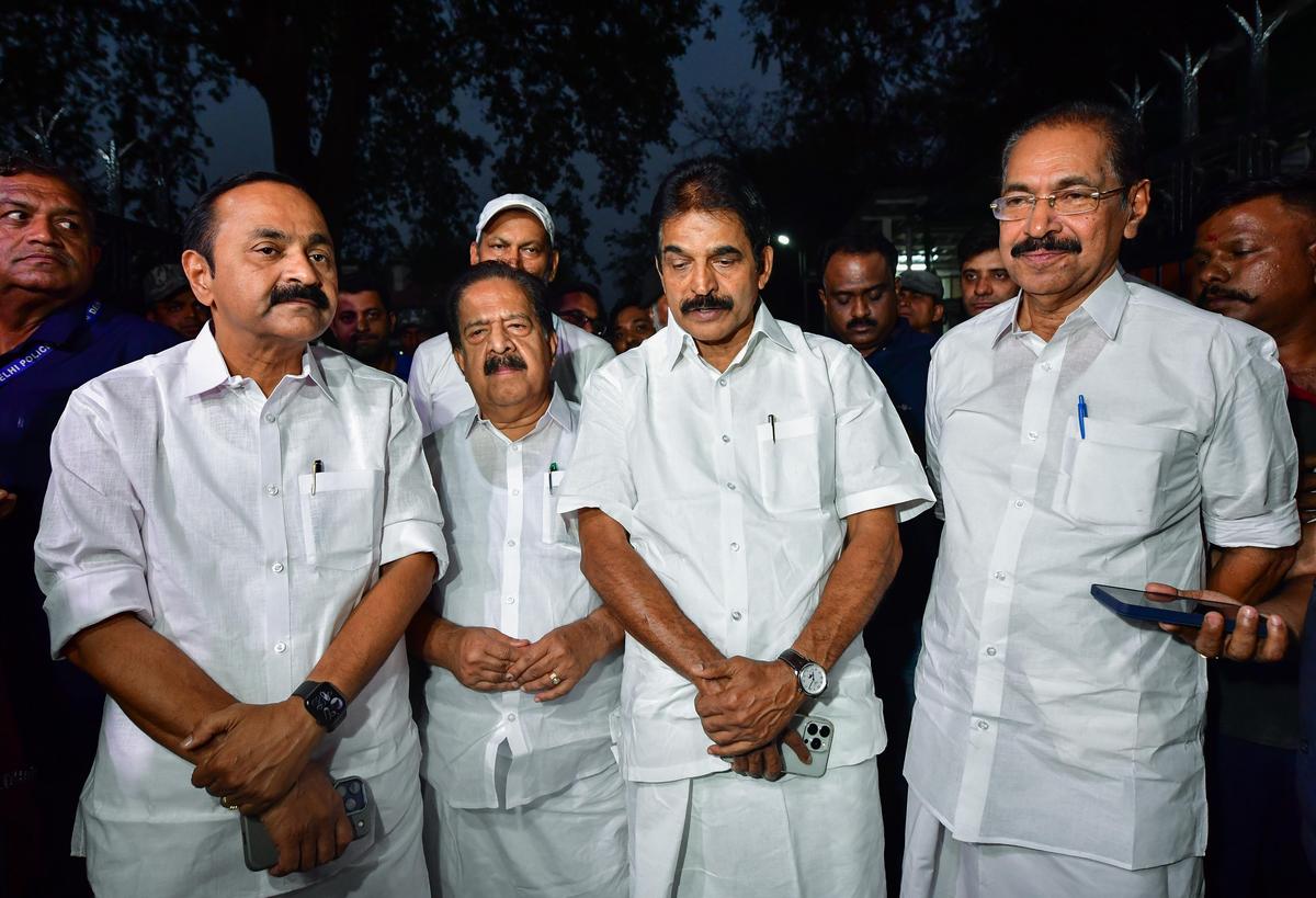 वीडी सतीसन, रमेश चेन्निथला, केसी वेणुगोपाल और केरल कांग्रेस अध्यक्ष सनी जोसेफ