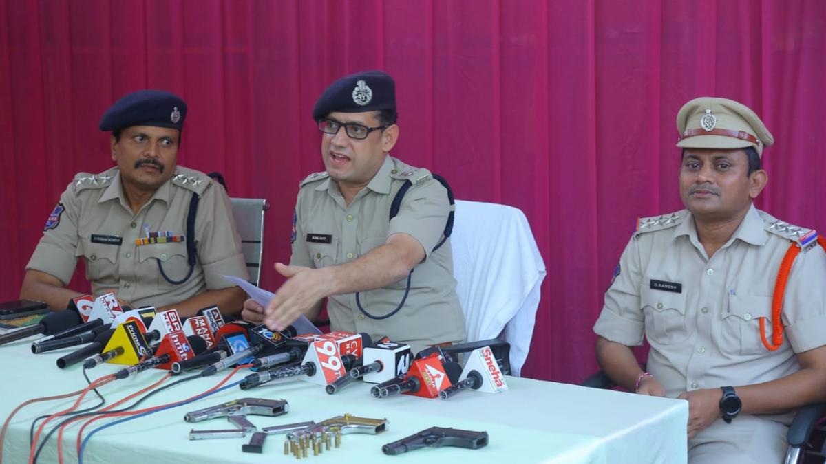 Extortion bid foiled, two arrested with three pistols