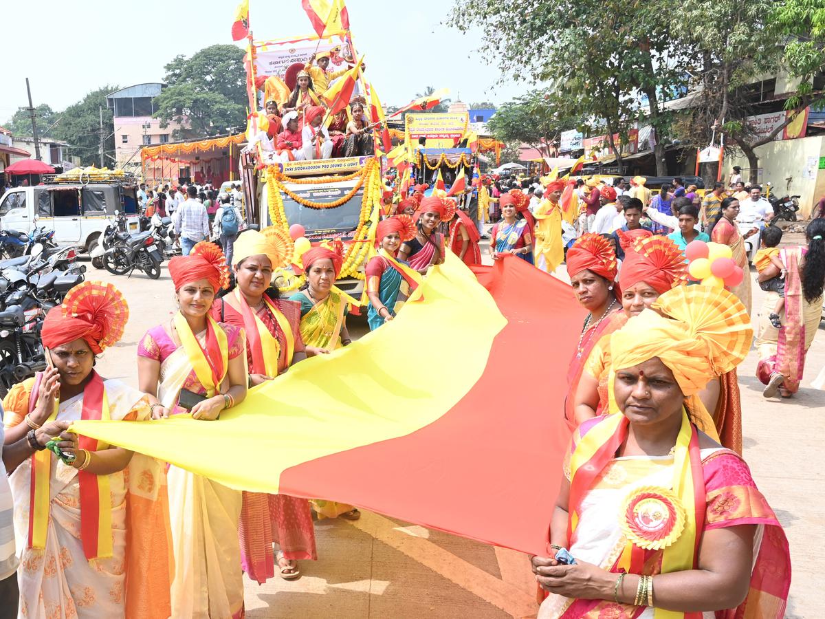 બુધવારે હુબલીમાં રાજ્યોત્સવની ઉજવણીમાં સરઘસમાં કન્નડ ધ્વજ કાઢવામાં આવી રહ્યો છે.  