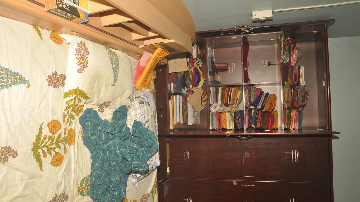 Daylight burglary in Erode, man decamps with 150 sovereigns of gold jewellery