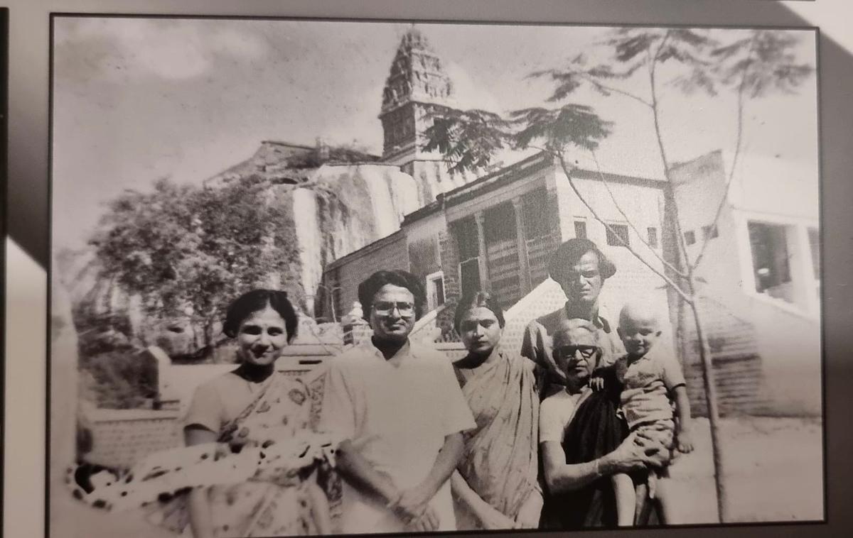 Il poeta R. Parthasarathy (secondo da sinistra) con i membri della famiglia al tempio di Tirupati, 1977.
