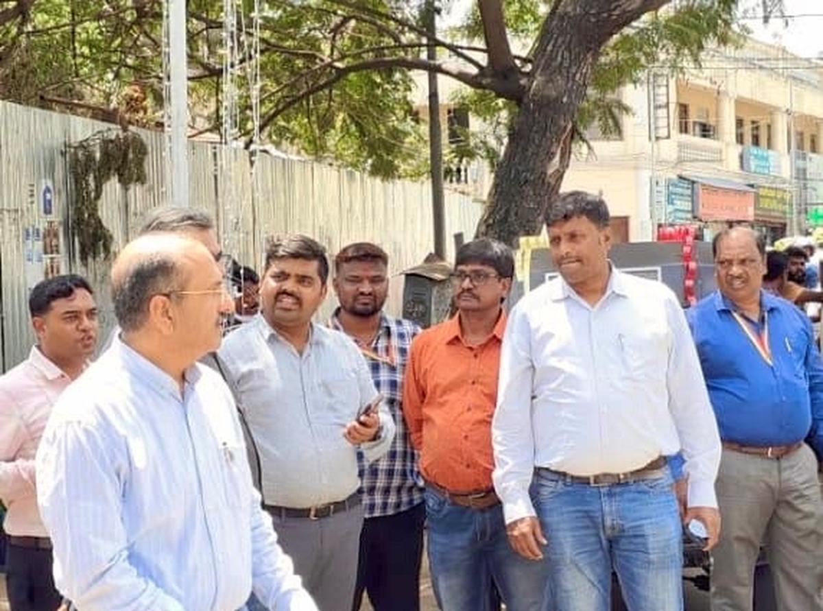 Expert team from IIT Roorkee visits Devaraja Market and Lansdowne building  in Mysuru for inspection - The Hindu