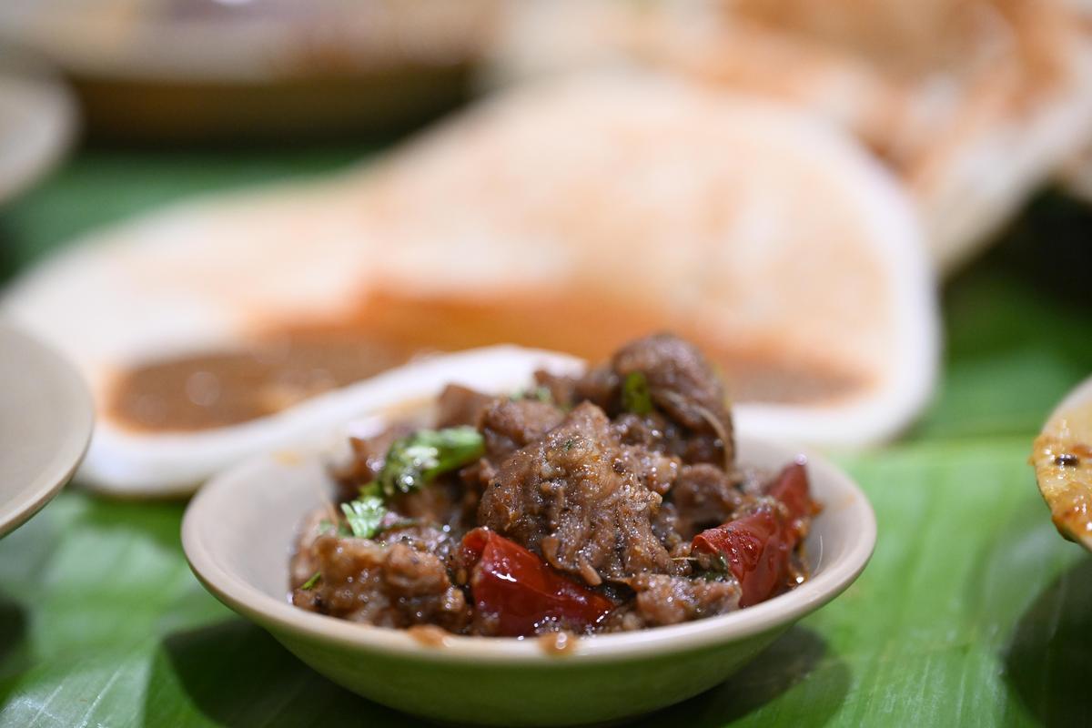 Mērķa policisti Amsavalli Madurai pasniedza brokastīs ar Uthappam un Parotta. Mērķa policisti Amsavalli Madurai pasniedza brokastīs ar Uthappam un Parotta.