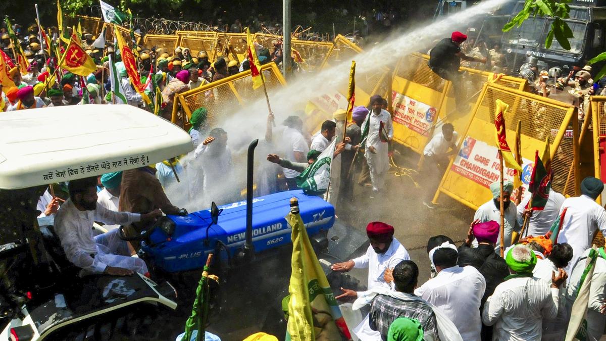 Farmers from Punjab protest at Mohali-Chandigarh boundary against Centre Government