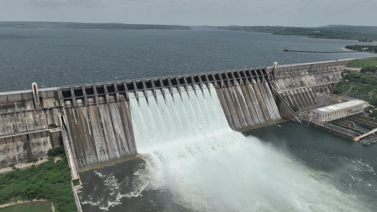 2.82 lakh cusecs discharged from Nagarjunasagar project