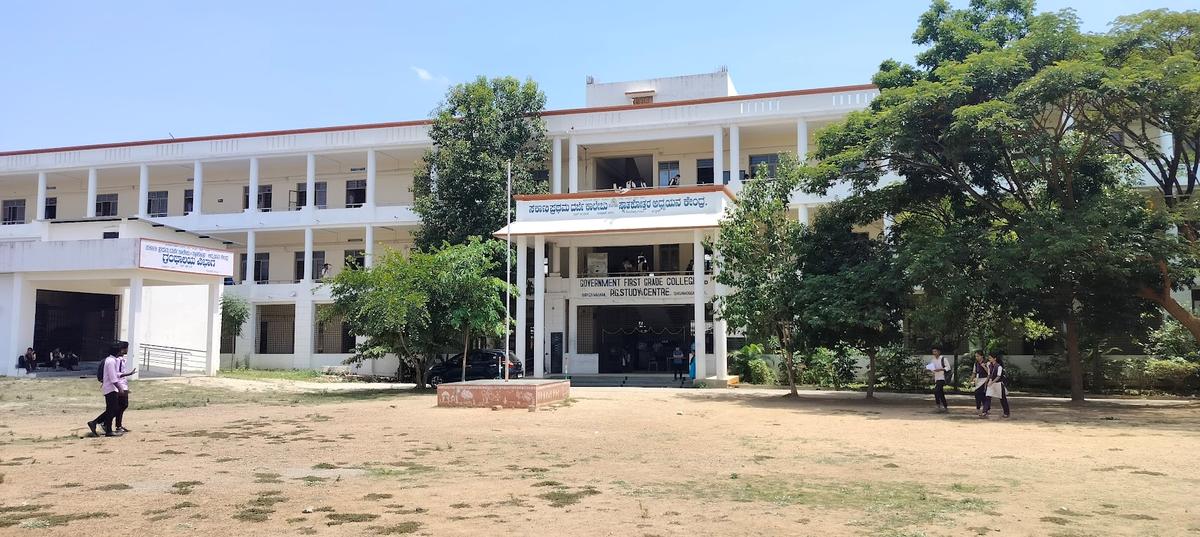 2021 में, राज्य सरकार ने प्रायोगिक आधार पर, शिवमोग्गा सहित चुनिंदा शहरों में शाम के कॉलेजों को काम करने वाले लोगों के लिए शुरू किया, जो काम के घंटों के बाद उच्च अध्ययन करना चाहते हैं।