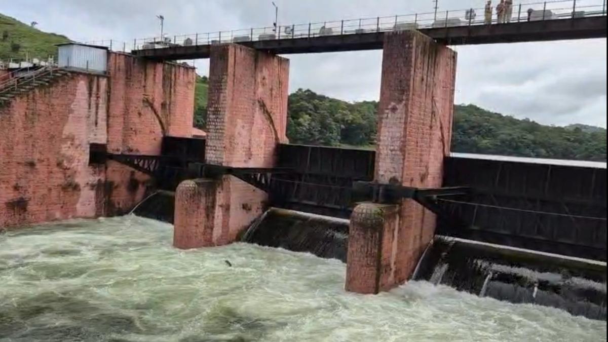Mullaperiyar dam opened; Idukki and Theni face rain havoc 