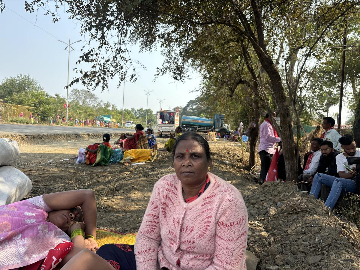 यह विरोध भूमि स्वामित्व, जिले में बड़ी बुनियादी ढांचा परियोजनाओं और मनरेगा में बदलाव को लेकर आदिवासी समुदायों के बीच असंतोष को दर्शाता है।