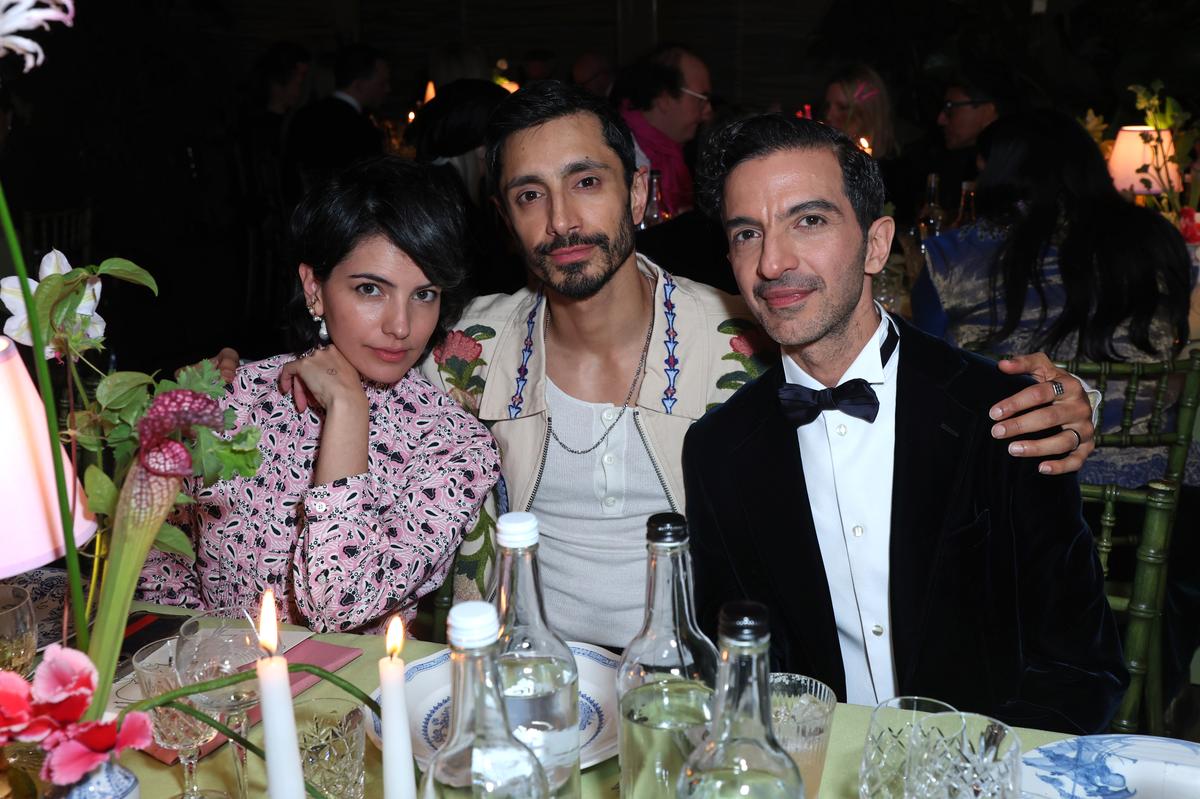 Riz Ahmed (centro) con su esposa, la autora Fatima Farheen Mirza, e Imran Amed (derecha), director ejecutivo de The Business of Fashion, en un evento de BoF Voices en Chipping Norton, Inglaterra, el 20 de noviembre de 2025. Riz Ahmed (centro) con su esposa, la autora Fatima Farheen Mirza, e Imran Amed (derecha), director ejecutivo de The Business of Fashion, en un evento de BoF Voices en Chipping Norton, Inglaterra, el 20 de noviembre de 2025.