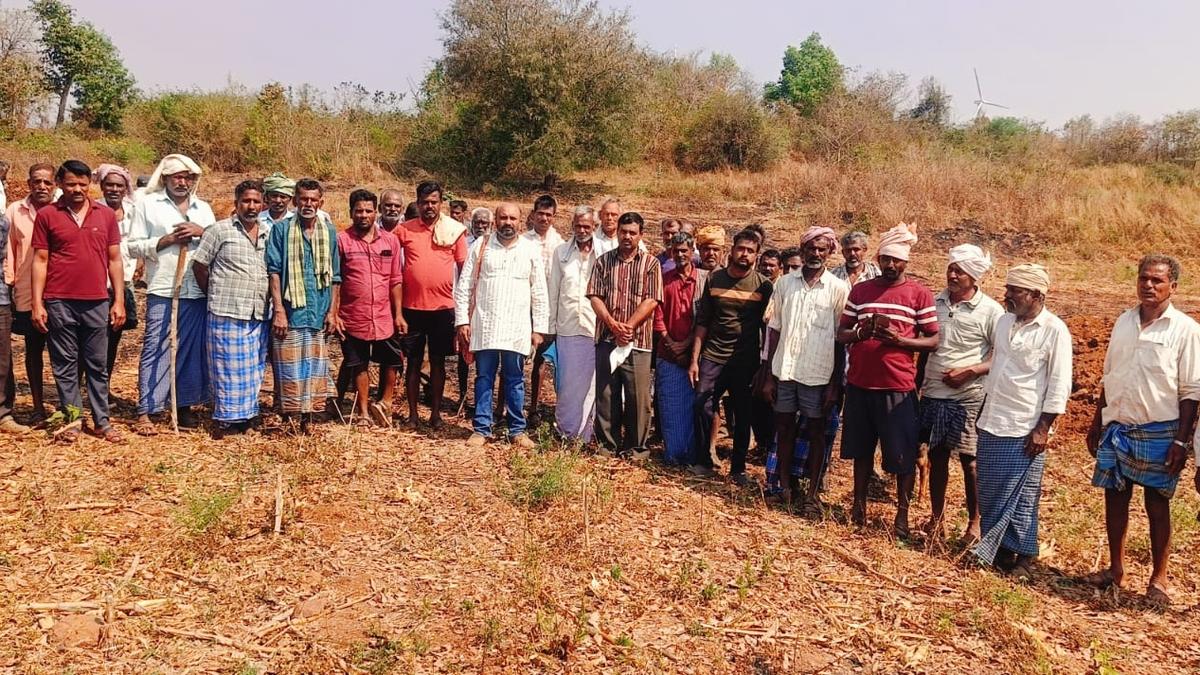 KPRS members stage protest against Forest Department in Hassan