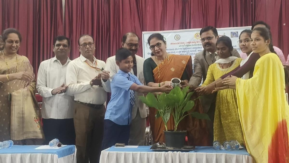 Students in Kalaburagi district demand classrooms, toilets and bus services