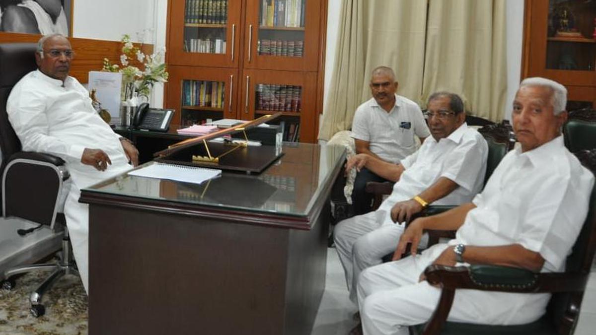 Lingayat delegation meets Kharge