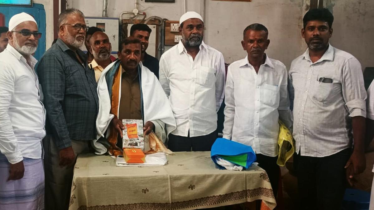 Retiring postman honoured by Nelpettai residents