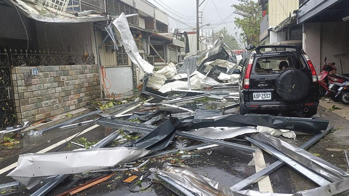 Typhoon Kong-rey hits Taiwan’s east coast, leaving 1 dead