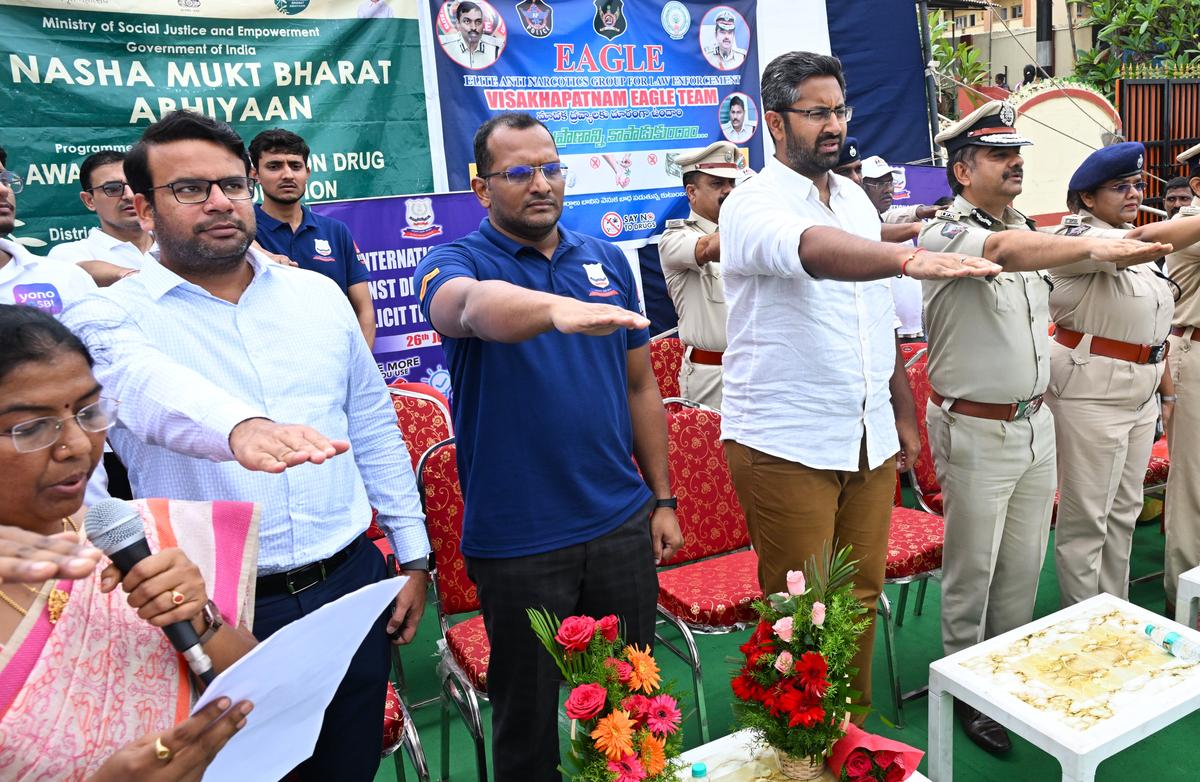(From left) GVMC Commissioner Ketan Garg, Collector M.N. Harendhira Prasad, MP M. Sribharat and Police Commissioner Shankabratha Bagchi taking a pledge in Visakhapatnam on the International Day Against Drug Abuse and Illicit Trafficking, on Thursday. 