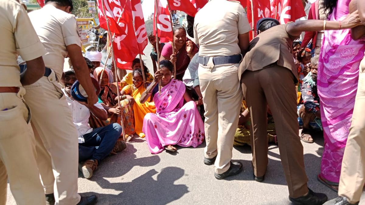 Shoolagiri police refute allegations of excesses on Irular protesters during agitation for pattas, basic amenities