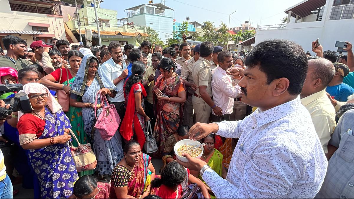 VISL employees stage protest in front of BYR&rsquo;s residence in Shivamogga