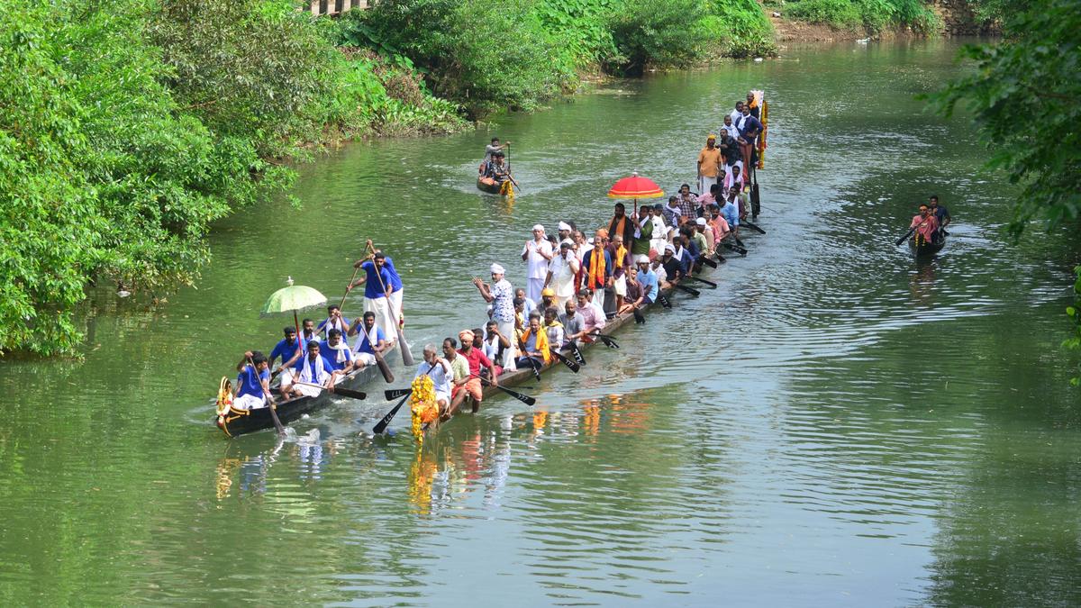 Kumaranalloor uthrittathi ooruchuttu boat race held The Hindu