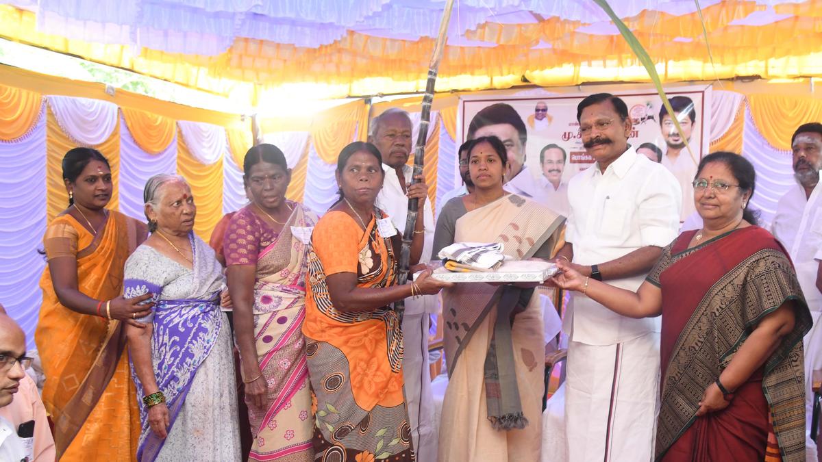 Collectors inaugurate distribution of Pongal gift hampers in Salem, Namakkal