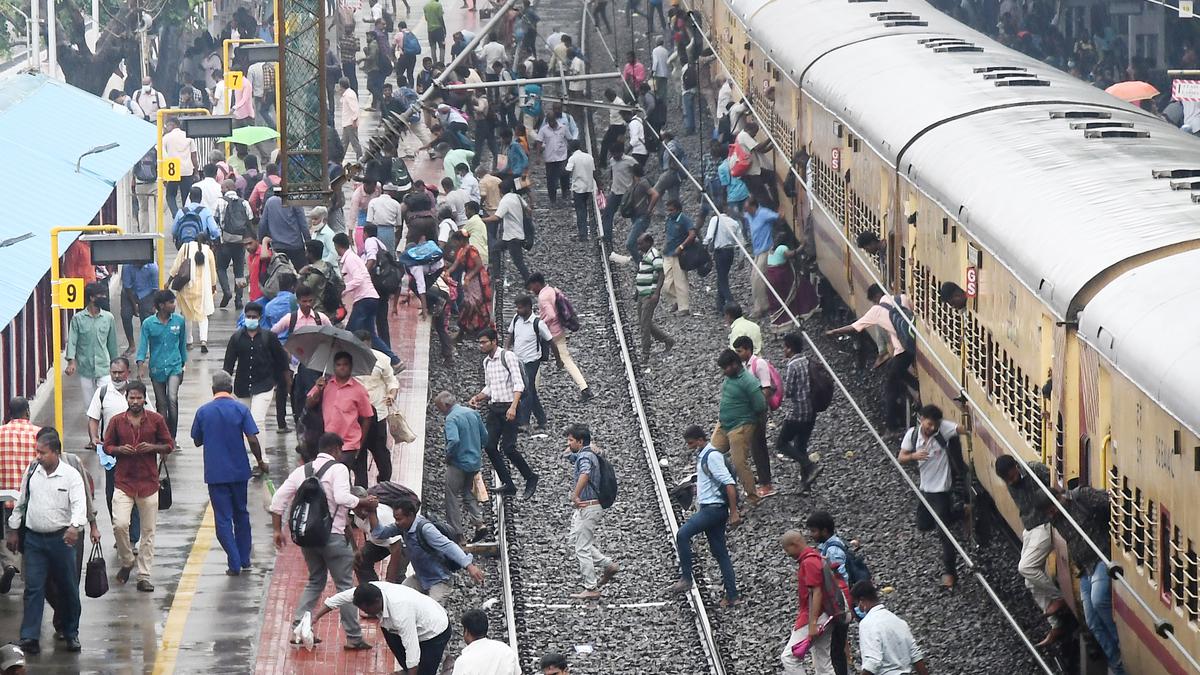 Southern Railway asks Station Masters not to communicate with Loco Pilots unnecessarily over walkie-talkie