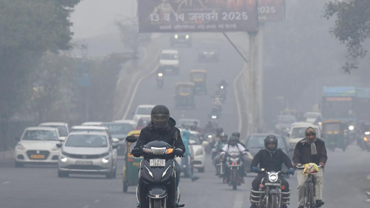 Thick fog delays 25 trains in Delhi