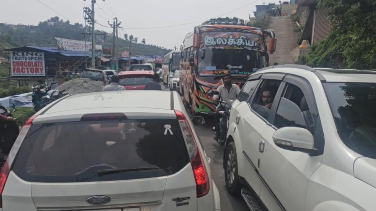 Heavy traffic chokes normalcy in upper Kodaikanal; visitors feel the ‘heat’ in ‘cool’ weather