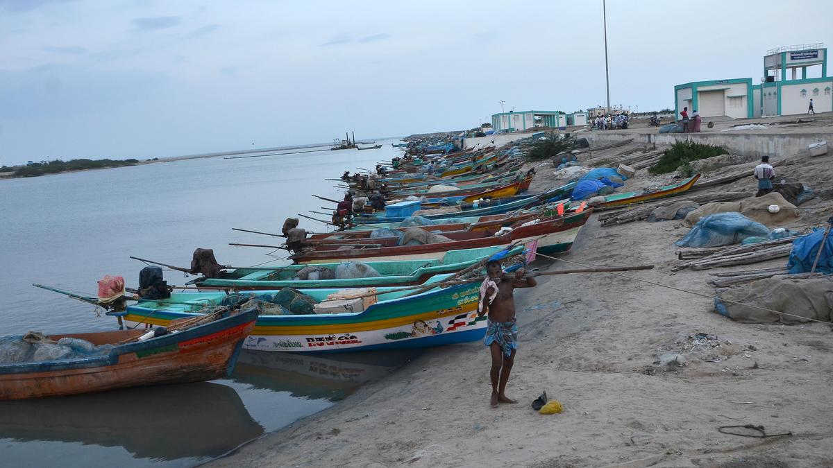 Three fishermen rescued, one missing after fibre boat capsizes off Kodiyakarai coast