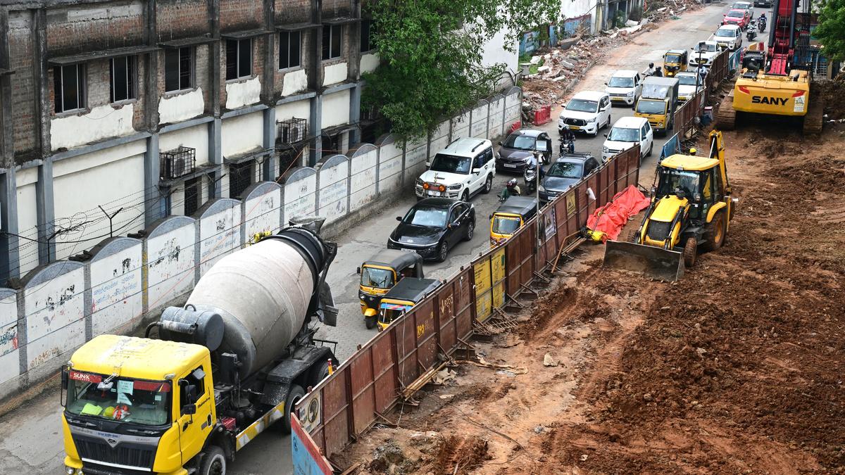 Metro Rail construction worsens traffic congestion on Paul Wells Road