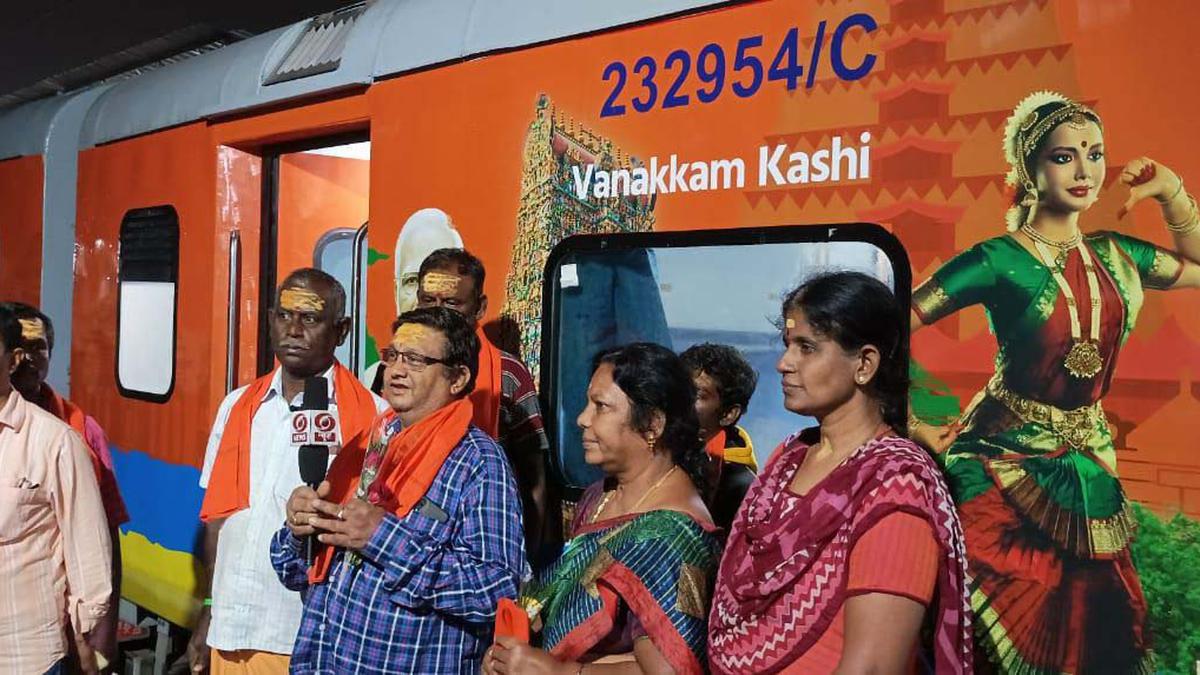 Delegates for Kasi Tamil Sangamam greeted by Railway officials at Coimbatore and Salem Junction railway stations