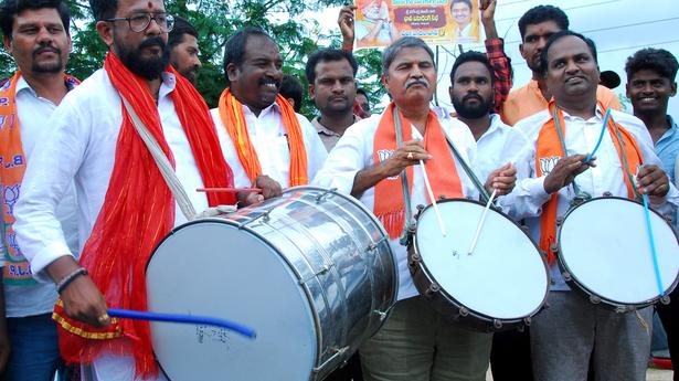 Hundreds of buses and cars from across Telangana reach Hyderabad to listen to Modi