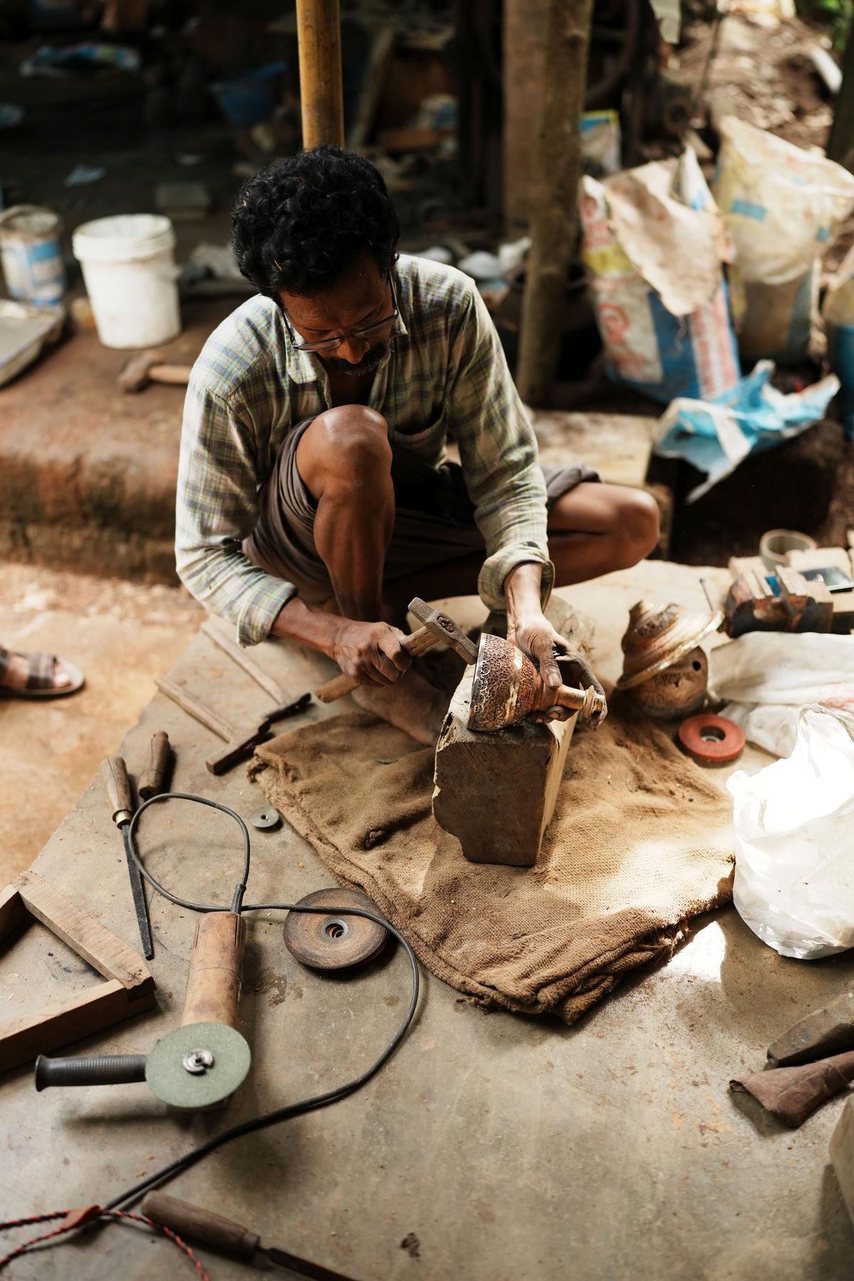 A skilled craftsman making the Malabar hookah in Koilandy. 