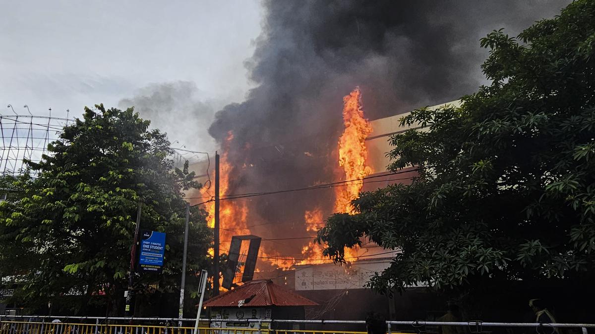 Massive fire hits shopping complex in Kerala’s Kozhikode