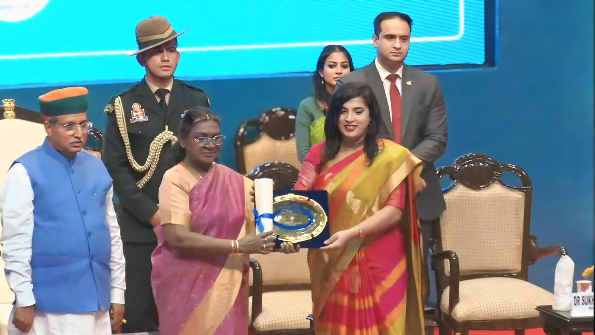 President Droupadi Murmu confers Best Electoral Practices Award to Kalaburagi DC Fouzia Taranum
