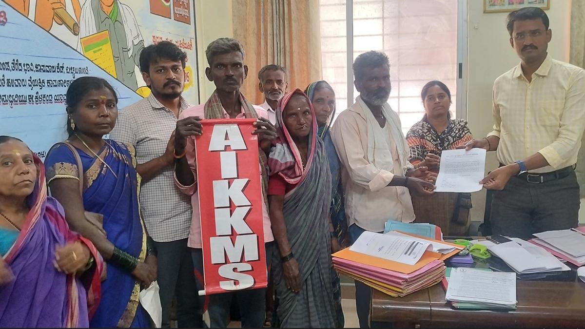 AIKKMS submits memorandum in Hubballi seeking release of pending MGNREGA wages
