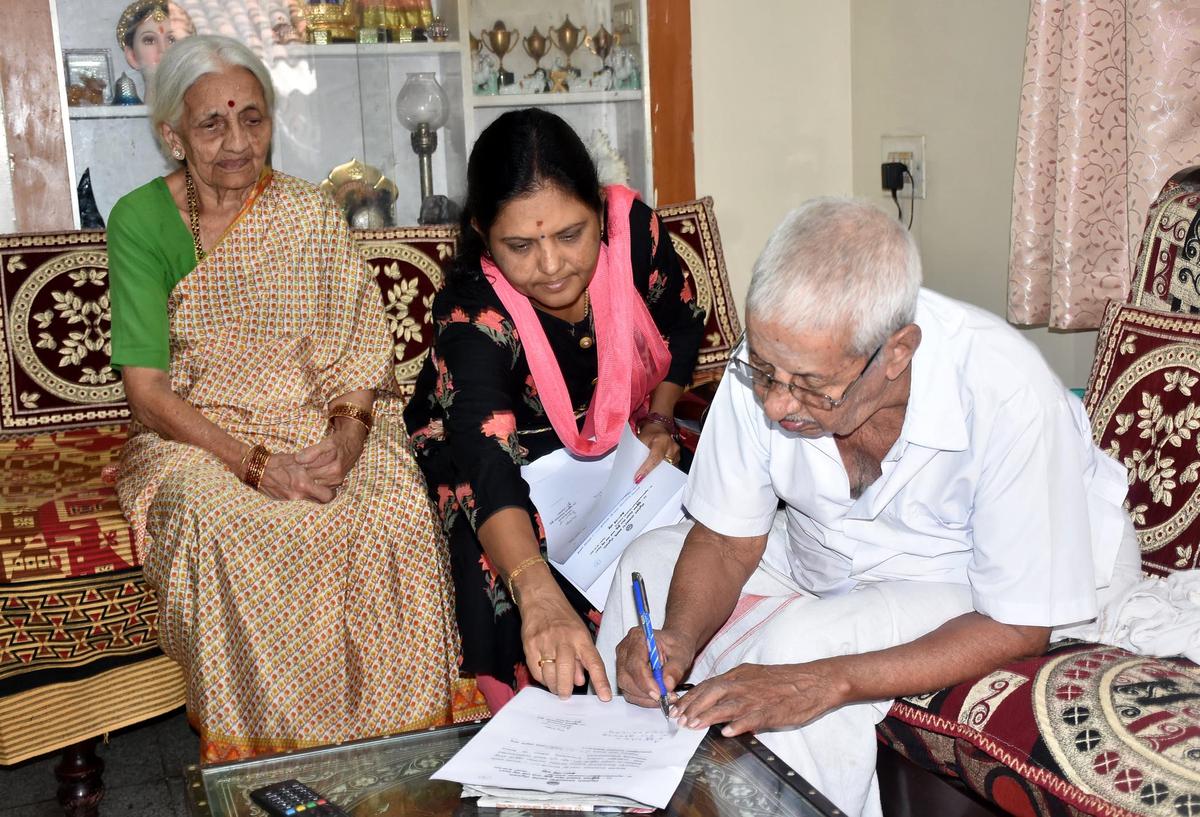 Elderly, PwDs start availing 'vote from home' facility in Mysuru - The Hindu