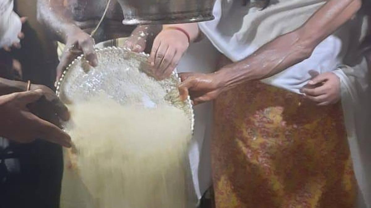 Thousands of devotees offer prayers in Srimukhalingam