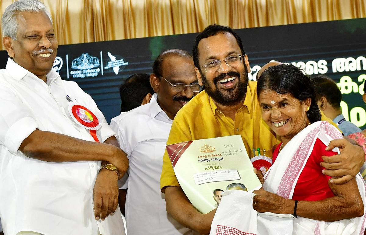 Il Ministro delle Entrate K. Rajan distribuisce i titoli fondiari alla Pattaya Mela tenutasi a Thrissur giovedì.