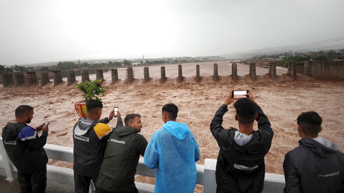 Heaviest rainfall since 1980, traffic suspended on Jammu-Srinagar national highway