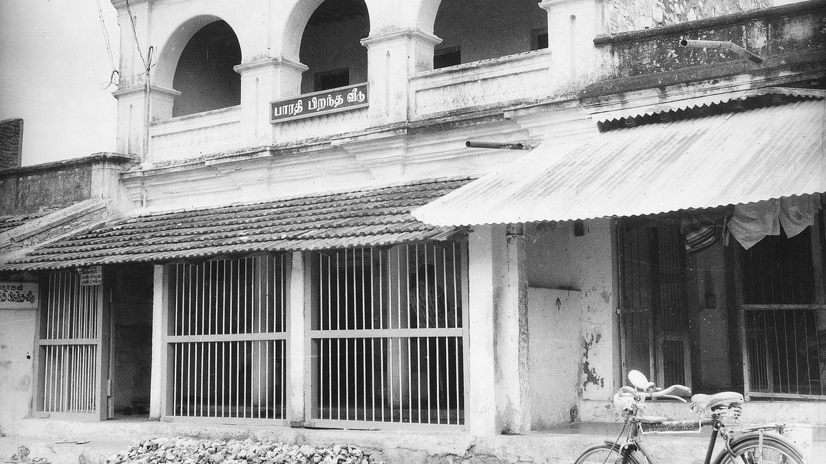 Roof of Bharathi Memorial in Ettaiyapuram collapses