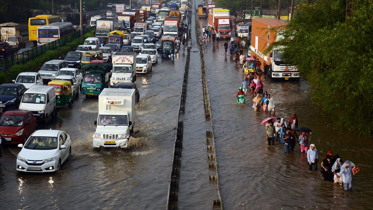 Heavy downpour on Delhi-Gurugram expressway leads to waterlogging, traffic jam