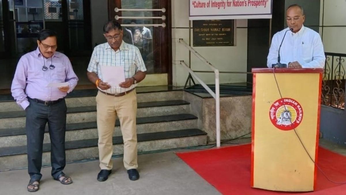 Vigilance Awareness Week:  railway staff take integrity pledge