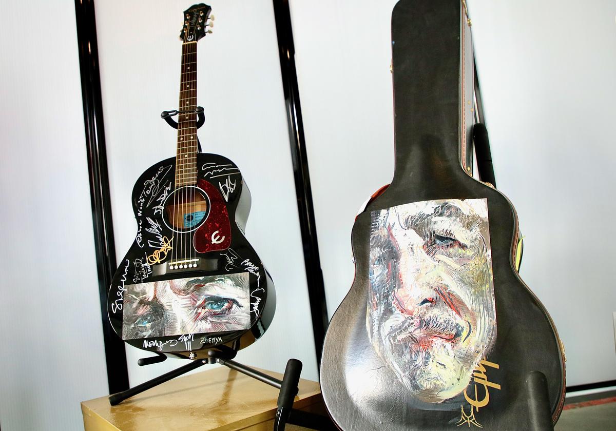 Une guitare acoustique Epiphone noire de 2014 et un étui signés par divers artistes en l'honneur de Bob Dylan l'année dernière, chez Julien's Auctions à Beverly Hills, en Californie.