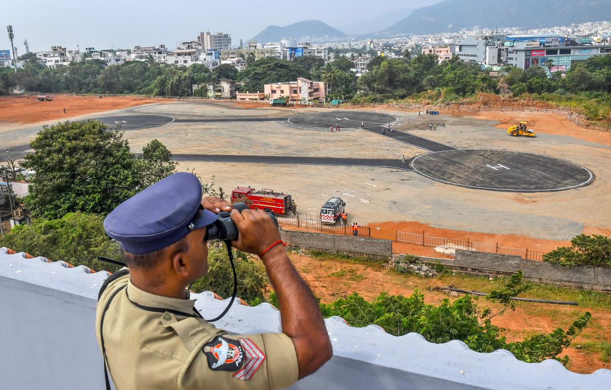 Police personnel deployed in strength to regulate traffic for Prime Minister’s public meeting in Vizag
