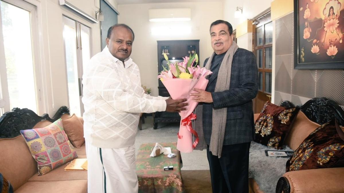 Kumaraswamy meets Gadkari, seeks outer ring road in Mandya